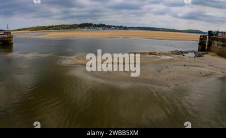 Entrée du port de Padstow donnant sur l'estuaire de la rivière Camel avec la marée vers le village de Rock Banque D'Images