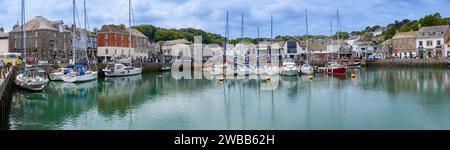 Yachts et bateaux amarrés dans le petit joli port de pêche Padstow Cornwall Angleterre Banque D'Images