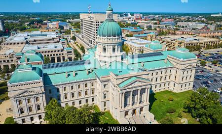 Vue aérienne du Capitole de l'État de l'Indiana avec toile de fond urbaine Banque D'Images
