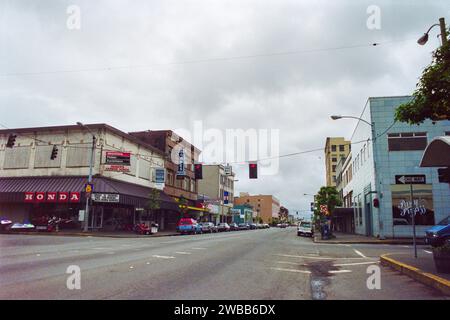 Aberdeen, Washington, États-Unis - 14 mai 1992 : vue d'archives granuleuse du magasin Honda Power Equipment et des bâtiments sur Wishkah Blvd dans le centre-ville historique d'Aberdeen Washington. Tourné sur film. Banque D'Images