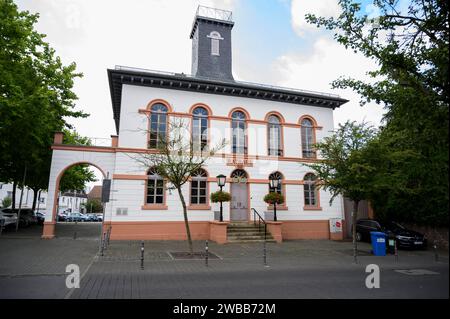 Streit UM Solarmodule auf den Dächern der Altstadt. 15.07.2022 Langen Stadt Langen, Blick auf das Alte Rathaus. Francfort Francfort Hessen Allemagne *** différend sur les panneaux solaires sur les toits de la vieille ville 15 07 2022 Langen ville de Langen, vue de l'ancien hôtel de ville Francfort Francfort Hessen Allemagne Banque D'Images