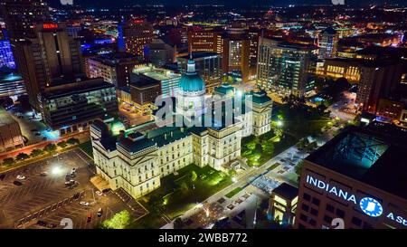 Vue aérienne nocturne du palais de justice et du paysage urbain d'Indianapolis Banque D'Images