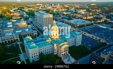 Aerial Golden Hour Courthouse dans Urban CityScape, Indianapolis Banque D'Images