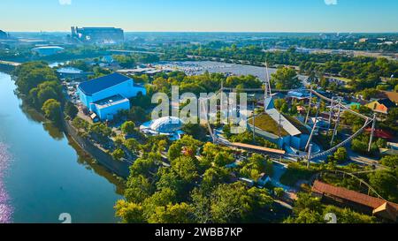Vue aérienne du parc zoologique animé avec escrime et rivière Banque D'Images