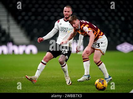 Joe Ward du comté de Derby (à gauche) et Bobby Pointon de Bradford City se battent pour le ballon lors de la ronde de 16 du Bristol City Motors Trophy au Pride Park, Derby. Date de la photo : mardi 9 janvier 2024. Banque D'Images