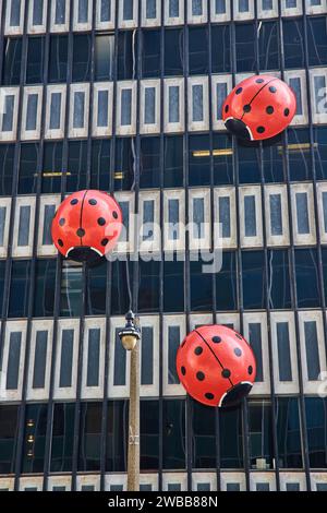 Urban Ladybug sculptures sur façade de bâtiment moderne, Street View Banque D'Images