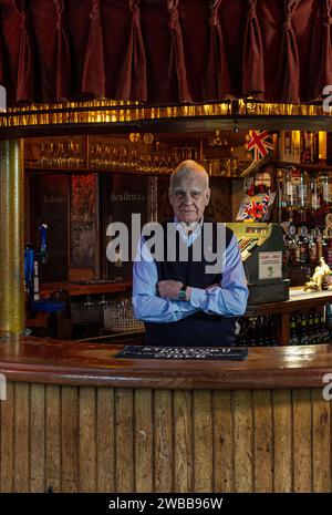 The Palm Tree Pub Landlord Alf , Mile End, Londres, Angleterre, Royaume-Uni Banque D'Images