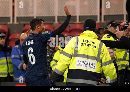 Thiago Silva de Chelsea (à gauche) semble parler aux supporters de Chelsea après le coup de sifflet final de la demi-finale de la coupe Carabao au Riverside Stadium, Middlesbrough. Date de la photo : mardi 9 janvier 2024. Banque D'Images