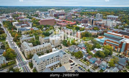 Vue aérienne d'automne du campus et du paysage urbain du Collège Banque D'Images