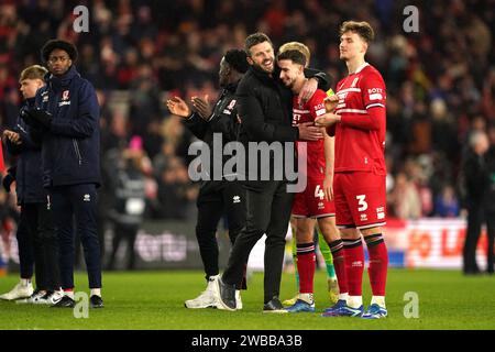 Michael Carrick, entraîneur de Middlesbrough (au centre), célèbre avec le joueur Dan Barlaser après le coup de sifflet final dans le match de première étape de la demi-finale de la coupe Carabao au Riverside Stadium, Middlesbrough. Date de la photo : mardi 9 janvier 2024. Banque D'Images