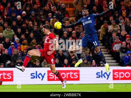 DAEL Fry de Middlesbrough (à gauche) et Noni Madueke de Chelsea se battent pour le ballon lors du match de première étape de la demi-finale de la coupe Carabao au Riverside Stadium, Middlesbrough. Date de la photo : mardi 9 janvier 2024. Banque D'Images