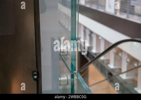 balustrade verre de main courante, structure moderne, détail architectural, double verre incassable Banque D'Images