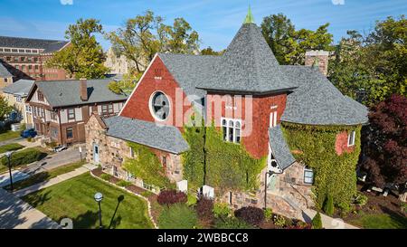 Vue aérienne du bâtiment historique couvert de lierre dans un cadre luxuriant, Michigan Banque D'Images