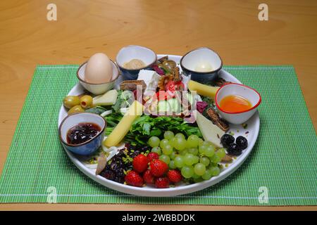 Table du petit déjeuner turc. Pâtisseries, légumes, légumes verts, olives, fromages, œufs au plat, confitures, miel, thé en pot de cuivre et verres à tulipes, composition large Banque D'Images