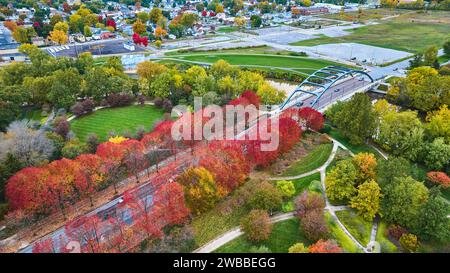 Parc urbain d'automne aérien avec pont moderne, fort Wayne Banque D'Images