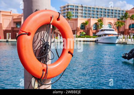 Luxe Marina Lifebuoy et Yacht à Nassau - vue à niveau des yeux Banque D'Images