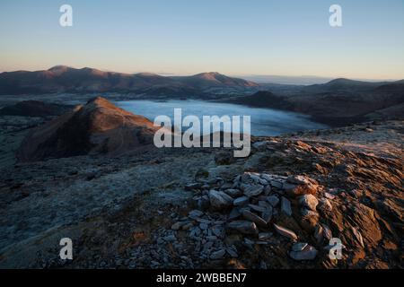 Catbells, Skiddaw et Blencathra vus depuis le sommet de Maiden Moor dans la région des lacs anglais Banque D'Images