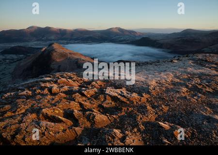 Catbells, Skiddaw et Blencathra vus depuis le sommet de Maiden Moor dans la région des lacs anglais Banque D'Images