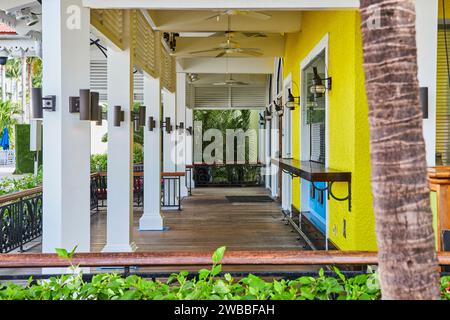 Tropical Resort Corridor avec verdure luxuriante et ventilateurs de plafond Banque D'Images