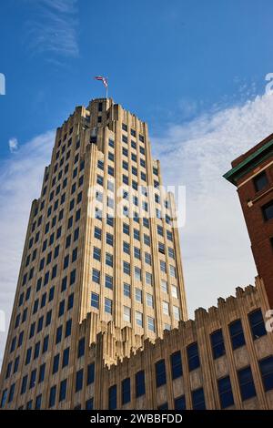 Gratte-ciel Art déco avec drapeau américain, perspective ciel bleu clair Banque D'Images