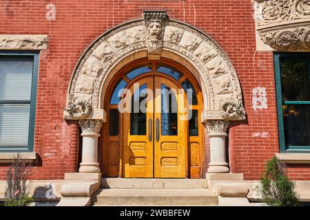 Porte victorienne ornée et arche en pierre, cadre en brique rouge Banque D'Images