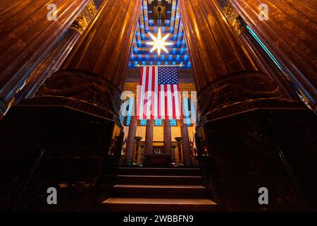 Grand drapeau américain dans le Memorial Hall avec podium et colonnes Banque D'Images