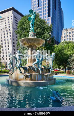 Fontaine urbaine vibrante avec statues de bronze dans Indianapolis Park Banque D'Images