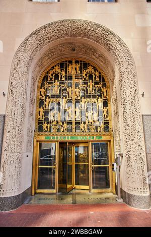 Grande porte Art déco avec portes dorées et sculptures, entrée de la Tour Circle Banque D'Images