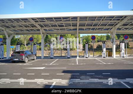 Gap, France - 31 décembre 2023 : station-service pour la recharge électrique rapide sur autoroute Banque D'Images