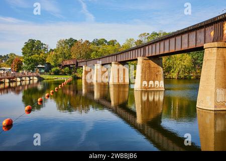 Rustic Railway Bridge au-dessus de la rivière Huron avec bouées, Michigan Banque D'Images