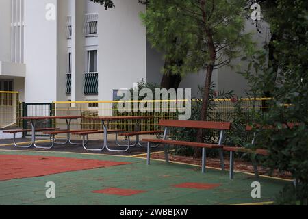 Bancs et tables en bois dans le quartier résidentiel Banque D'Images