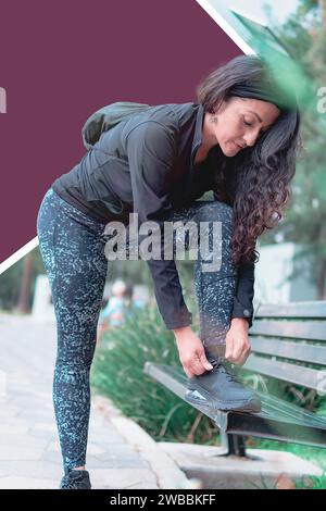 Baskets. gros plan sur une femme qui noue des lacets. Sneaker pour Femme prête pour la course en extérieur dans le parc ou la forêt. Banque D'Images