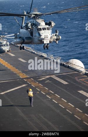 240103-N-OQ442-1013 MEDITERRANEAN SEA (3 janvier 2024) un officier de l'Aviation Boatswain’s Mate (Handling), affecté au navire d'assaut amphibie USS Bataan (LHD 5) de la classe Wasp, signale un CH-53E Super Stallion, attaché au Marine Medium Tilt rotor Squadron 162 (renforcé), 3 janvier. Bataan est sur un déploiement programmé dans la zone d'opérations des forces navales américaines en Europe, employé par la sixième flotte américaine pour défendre les intérêts alliés et partenaires américains. (Photo de l'US Navy par Riley Gasdia, spécialiste des communications de masse de 2e classe) Banque D'Images