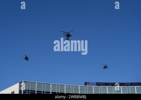 Trois AH-64D Apache Longbows affectés à la brigade d'aviation de combat de la 1e division blindée effectuent un survol alors que l'hymne national est joué lors du 90e match annuel Tony the Tiger Sun Bowl qui s'est tenu au Sun Bowl Stadium de l'Université du Texas El Paso, El Paso, Texas, le 29 décembre 2023. (Photo de l'armée américaine par le CPS David Poleski) Banque D'Images