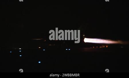 Un F-16 Fighting Falcon de l'US Air Force lance pendant l'exercice Ballast Cannon 24,3 depuis un emplacement non divulgué dans la zone de responsabilité du commandement central des États-Unis, le 8 janvier 2024. Ballast Cannon se produit presque tous les trimestres avec la Royal Bahraini Air Force pour soutenir les capacités expéditionnaires rapides de l’US Air Force en intégrant des objectifs d’emploi de combat agile pour le F-16 Fighting Falcon, le KC-135 Stratotanker et le personnel de soutien opérationnel. (Photo de l'US Air Force par Tech. Sergent Alexander Cook) Banque D'Images