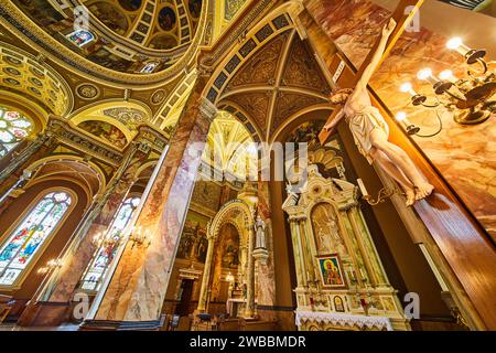 Intérieur de l'église orné avec Crucifix et vitraux, vue à angle bas Banque D'Images