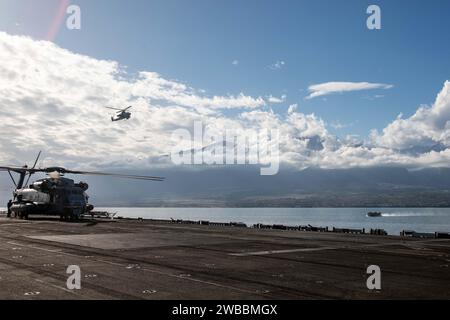 Un CH-53E Super Stallion avec un AH-1 Super Cobra au-dessus de la tête, attaché au Marine Medium Tiltrotor Squadron (VMM) 162 (renforcé), 26th Marine Expeditionary Unit (Special Operations capable), se prépare à décoller lors d’un assaut amphibie dans le cadre du 26th MEU(SOC) exercice « Odyssey encore », Volos, Grèce, 8 janvier 2024. L’exercice de maintien en état de préparation de la Force opérationnelle air-sol de la 26e unité expéditionnaire maritime (capable d’opérations spéciales) améliore les capacités opérationnelles de l’unité en tant que force d’intervention en cas de crise du Commandement des combattants tri-géographiques et intervention immédiate de l’état-major interarmées FO Banque D'Images