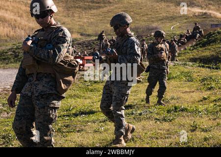 Les Marines américains avec la compagnie du quartier général, le 1e bataillon de maintenance, le 1e groupe logistique des Marines, ramassent des obus de grenade d'entraînement lors de l'entraînement à la grenade à fragmentation M67 au Camp Pendleton, Californie, le 8 décembre 2023. Les Marines avec le 1st Maint BN passèrent la journée au champ de tir de grenades à se familiariser avec la grenade à fragmentation M67, augmentant ainsi la préparation de l'unité. (Photo du U.S. Marine corps par lance Cpl. Hannah Hollerud) Banque D'Images