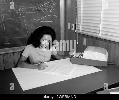 Christine Darden, mathématicienne de la NASA, analyste de données et ingénieure aéronautique, portrait assis travaillant à un bureau, NASA Langley Research Center, Hampton, Virginie, États-Unis, Bob Nye pour la NASA, 1973 Banque D'Images