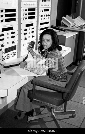 Christine Darden, mathématicienne de la NASA, analyste de données et ingénieure aéronautique, portrait assis alors qu'elle travaillait à la branche aérodynamique supersonique, NASA Langley Research Center, Hampton, Virginie, États-Unis, NASA, 1977 Banque D'Images