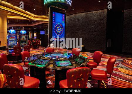 Étage de casino vibrant avec roulette électronique et machines à sous, Bahamas Banque D'Images