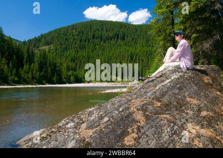 Vue près de Spruce Park avec milieu Fork Wild and Scenic River, le Grand lac de l'ours sauvage, la Forêt Nationale de Flathead au Montana Banque D'Images