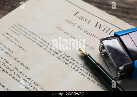 Dernière volonté et Testament avec stylo plume et timbre sur la table, closeup Banque D'Images