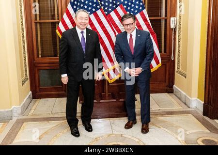 Washington, États-Unis. 09 janvier 2024. Alexander Yui, représentant de Taïwan aux États-Unis, et Mike Johnson (R-LA), président de la Chambre au Capitole des États-Unis. Crédit : SOPA Images Limited/Alamy Live News Banque D'Images