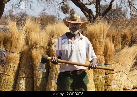 Portrait d'un agriculteur africain avec un chapeau de paille et une hache dans le champ, de la province de l'État libre, gros plan Banque D'Images