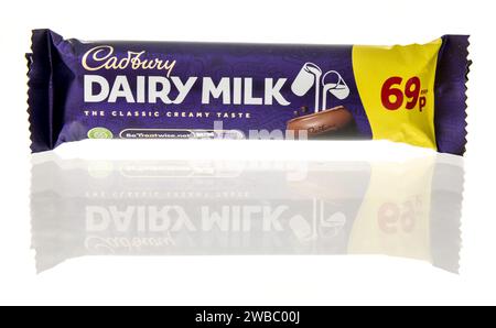 Winneconne, WI - 9 janvier 2024 : un paquet de barres de bonbons au lait laitier Cadbury sur un fond isolé. Banque D'Images