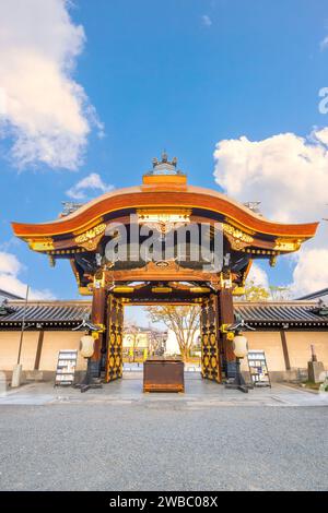 Kyoto, Japon - Mars 30 2023 : Temple Higashi Honganji situé au centre de Kyoto, l'une des deux sous-sectes dominantes du bouddhisme Shin au Japon et abr Banque D'Images