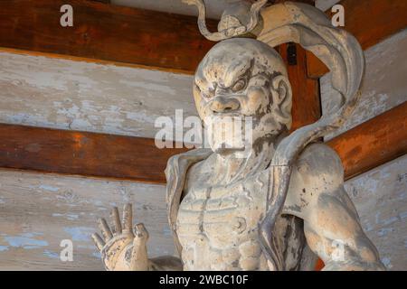 Kyoto, Japon - mars 31 2023 : Nio, gardiens courroucés et musclés du Bouddha, dressent la garde à la porte du temple de Ninnaji Banque D'Images