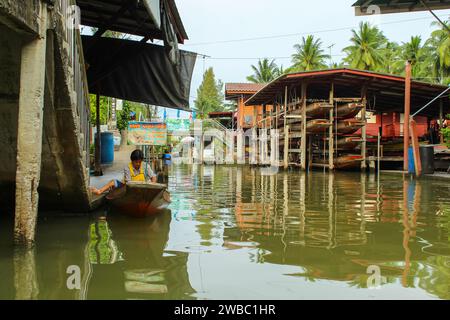 3 janvier 2020, Thaïlande : Portrait de la détentrice de stalle de marché féminin mature, marché flottant Damnoen Saduak, Thaïlande Banque D'Images