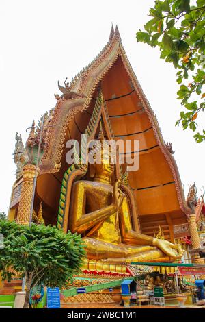 Kanchanaburi, Thaïlande, août 25 2020 : Wat Tham Suea - un Bouddha de 18 mètres de haut construit en 1973 est le centre de ce temple bien connu sur une colline. Banque D'Images